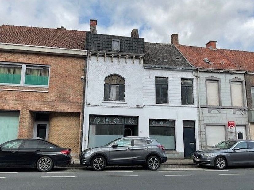 Centraal gelegen te renoveren grote woning in Menen, omvattende o.a. op het GELIJKVLOERS: Inkomhal Living Keuken Grote zonnige tuin 1ste VERDIEP: 3 sl